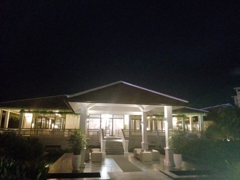 メインのレストランとフロントの夜バージョンです。