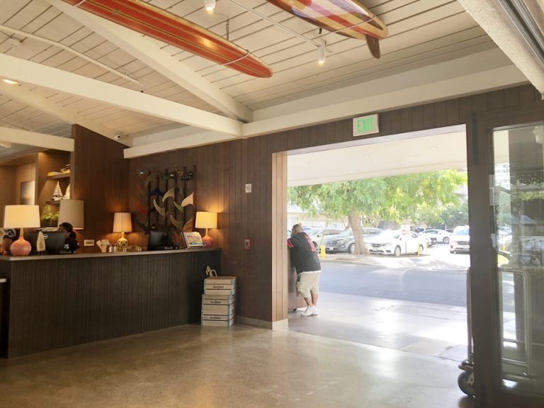 フロントからエントランス入り口。ロータリーはないので車は道に横付けになります。バレーパーキングはあるようです。