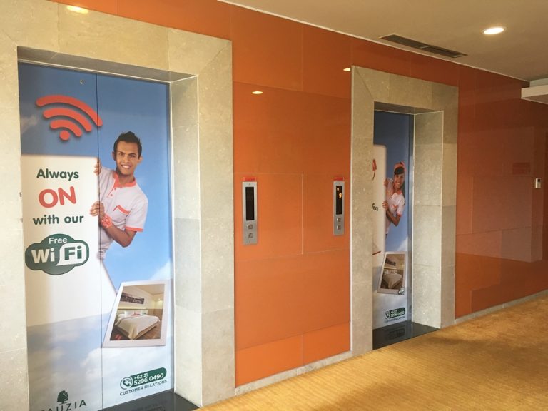 6階エレベーターフロア エレベーター扉