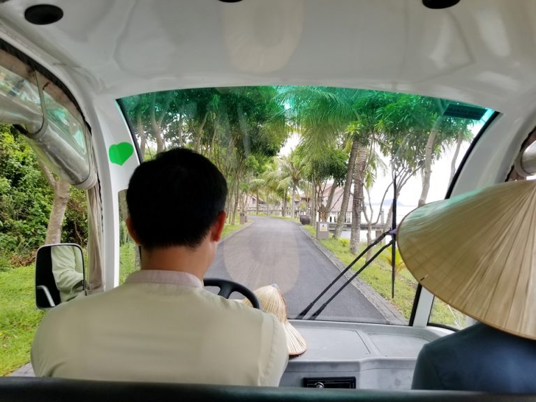 専用カーで荷物を運んでくれます。風が気持ちよかったです。