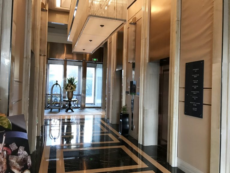 1階、エントランスからのエレベーターホール