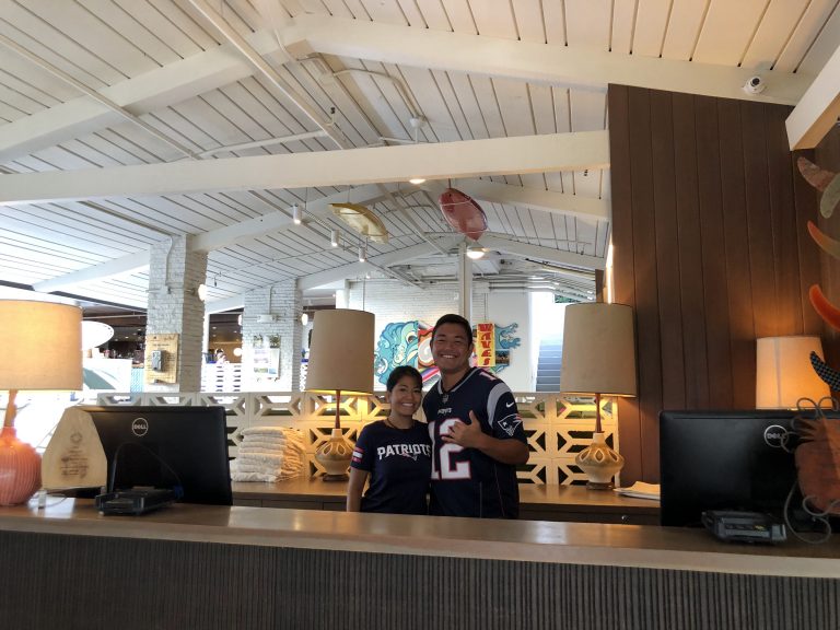 フロントとスタッフの方。右の男性はお母様が日本人だそうで、ネイティブな日本語を話せます!この日はフットボールが今シーズン開幕日だったので皆さん好きなチームのユニフォームを着てカジュアルでした。普段はアロハシャツです。