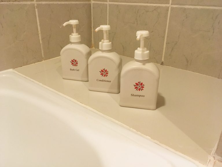 アメニティボトルにもロゴ入り。