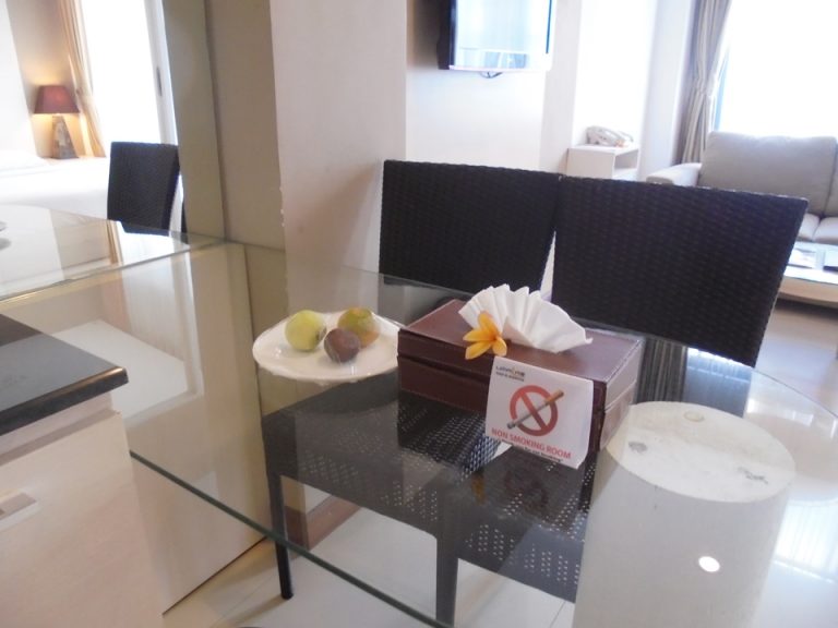 ダイニングテーブルとウェルカムフルーツ