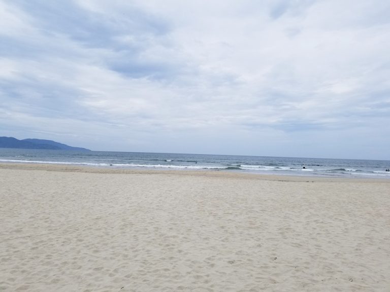 ホテルの目の前のビーチです。天気はあいにく曇りでした。