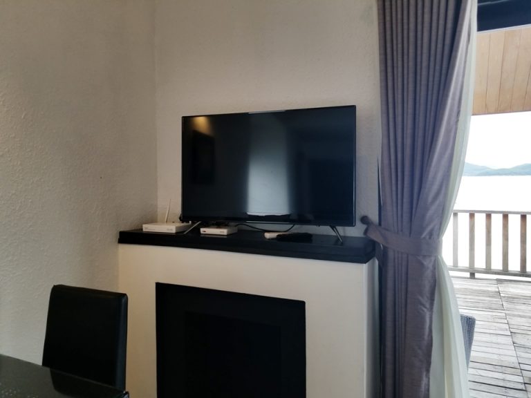 ベッドからテレビを見た角度です。