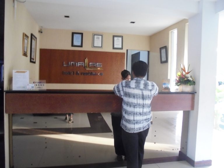 レセプションカウンター。最大2組までの同時受付です