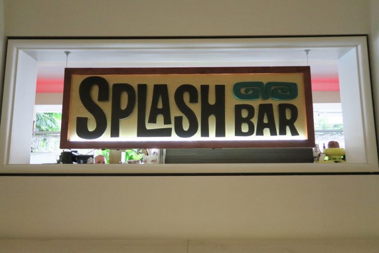 Splash bar 夜になると人も多く賑わっています