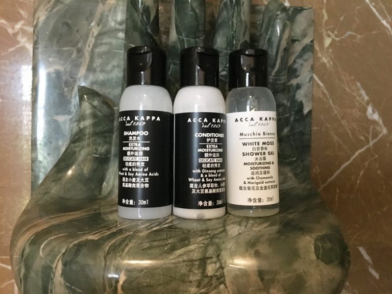 シャワーブース内にあるシャンプー、コンディショナー、シャワージェル。ACCA KAPPAのものです