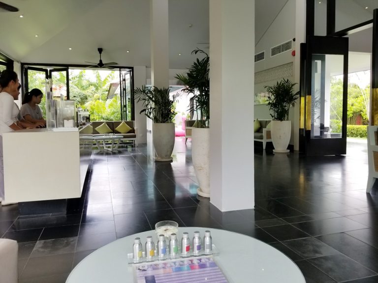 スパの受け付けにはたくさん席があります