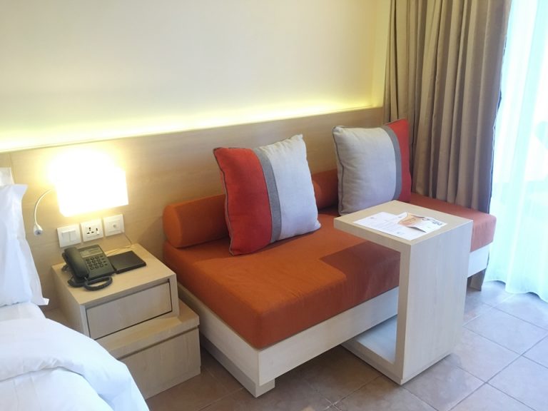 部屋内のソファ。テーブルの足がローラーになっていて簡単に動かせるようになっています。