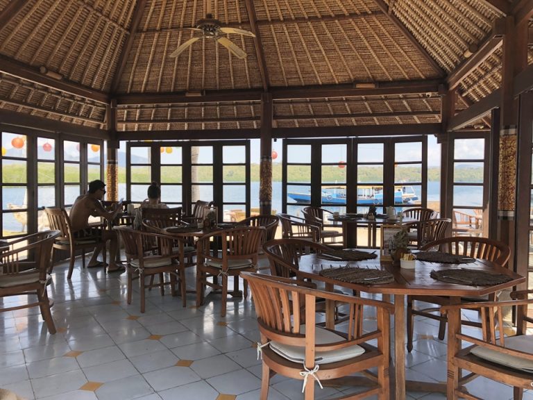 朝食時のレストラン。分煙されており、こちらは禁煙ゾーン