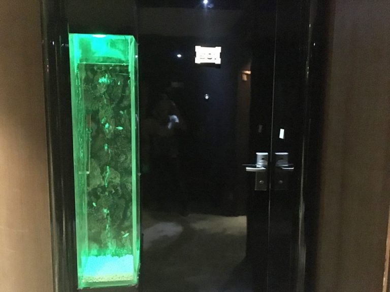 廊下から見た客室のドア