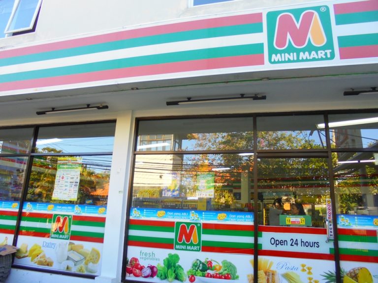 ホテルを出てすぐ左にコンビニがあります