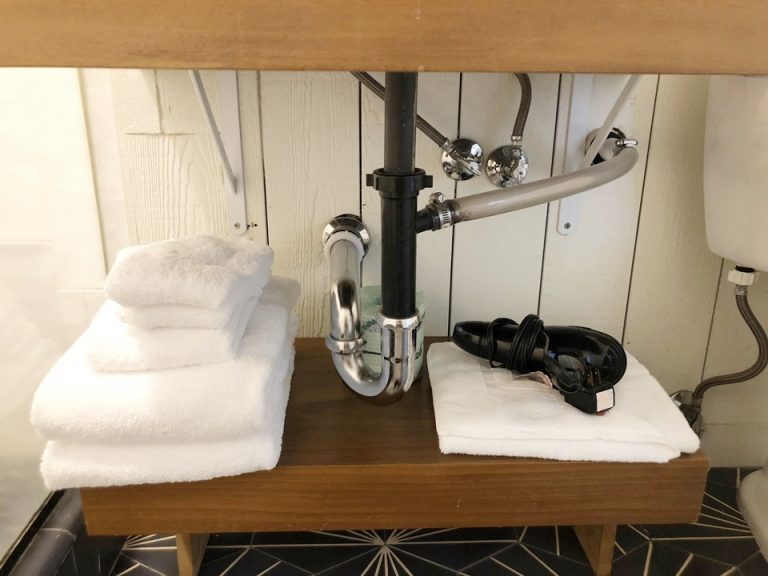 洗面台の下にバスマット、予備のタオルとドライヤーが置いてありました。