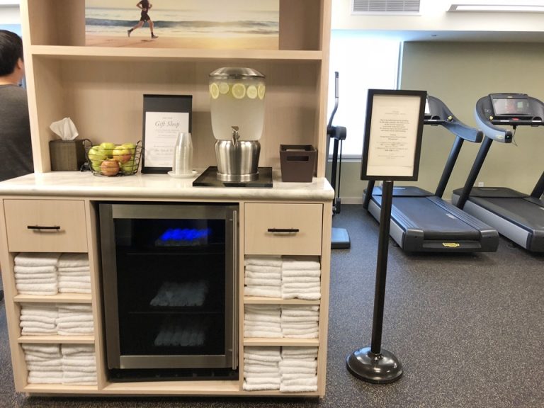 ジム。ミネラルウォーターとフルーツが用意してあります。