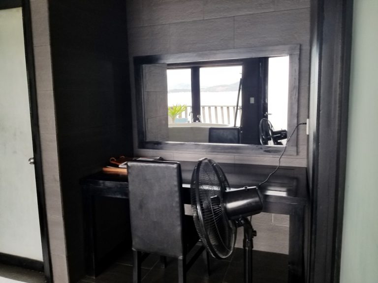 こちらにも大きな鏡があります。女子にはありがたい。