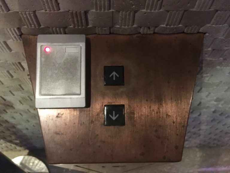 1階のエレベーターボタン。左上の装置にカードキーをかざすとボタンを押せます