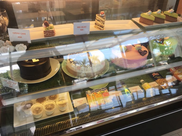 フロント近くにあるケーキ売り場