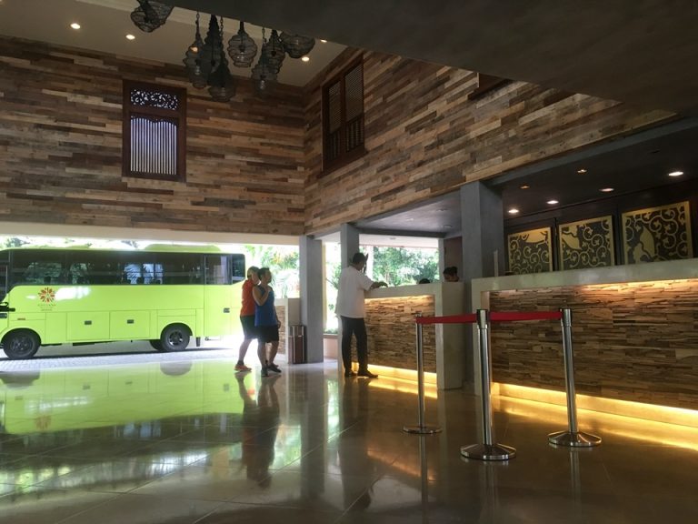 フロントの様子。チェックインの時はソファで受付してくれたので、カウンターには立ち寄りませんでした。