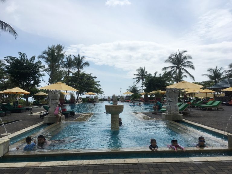 ホテル側から、プールを正面に見た様子