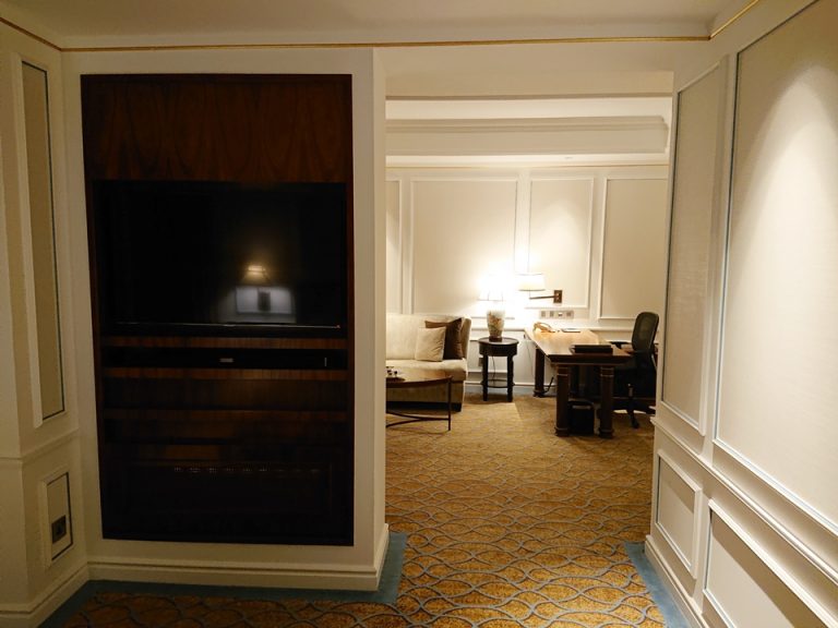 18ベッド方向からTV1