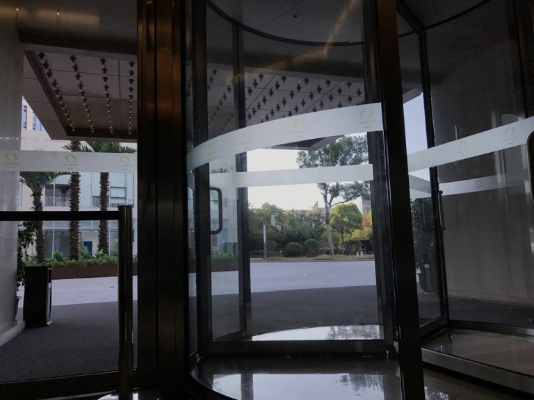 ホテル入口、回転ドア