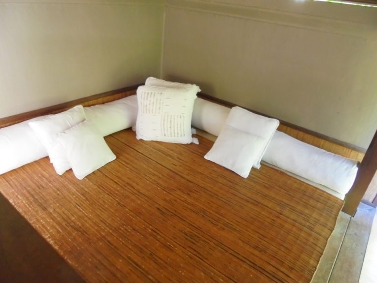 ヴィラ内のガセボ(休憩所)。茣蓙のような質感が気持ちいです