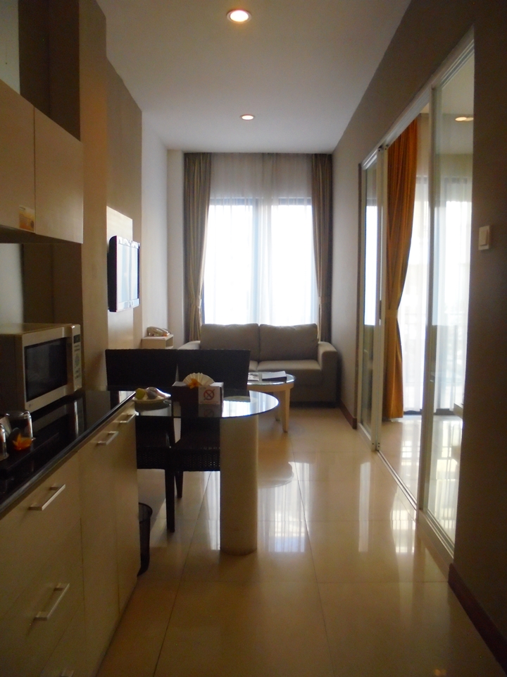 日差しも燦々と降り注いで、気持ちのいいお部屋。ダイニングテーブルもあったので、ゲストが来た時もくつろいでいただきやすかったです。