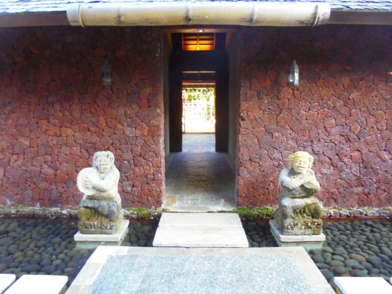 バリらしい石像がお出迎え