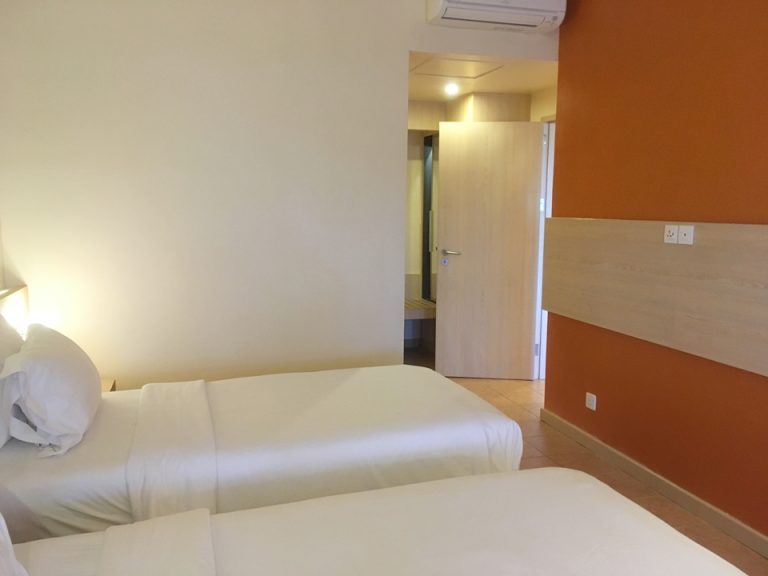 部屋の奥側から入り口の方を見た様子。