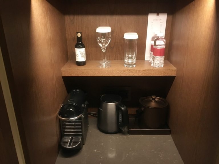 コーヒーマシーン、ポット、グラス類