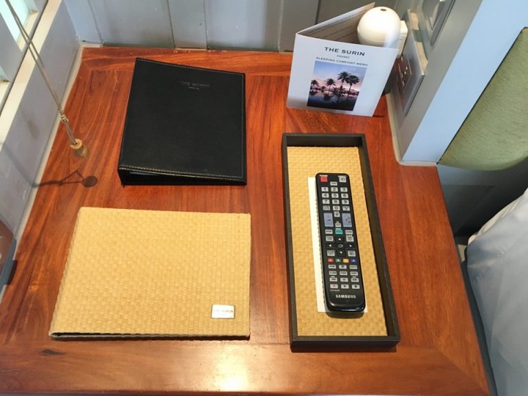 ベッド向かって左側のサイドボード。テレビのリモコンがあります