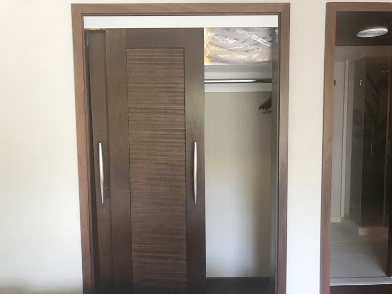 寝室側 クローゼット 開けたところ