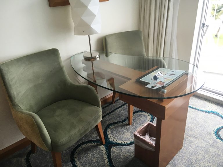 ソファーとデスク