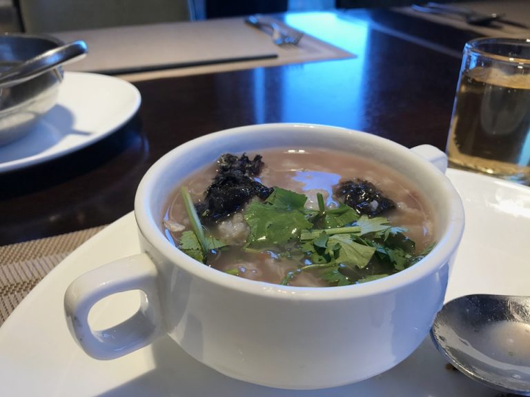 豆の入ったお粥、パクチー載せ放題