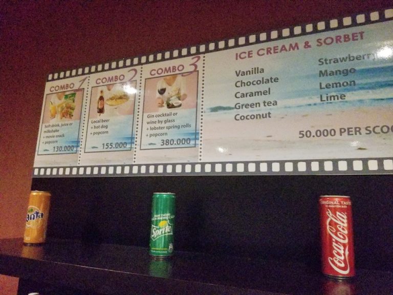 映画館内の飲食物のメニュー表です。