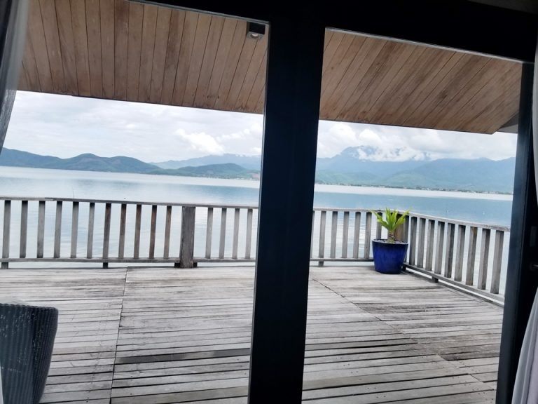 部屋の中からバルコニーを見た図。かなり広いのが分かるかと思います。