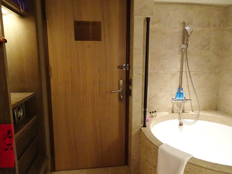 客室_客室入口内観ドア