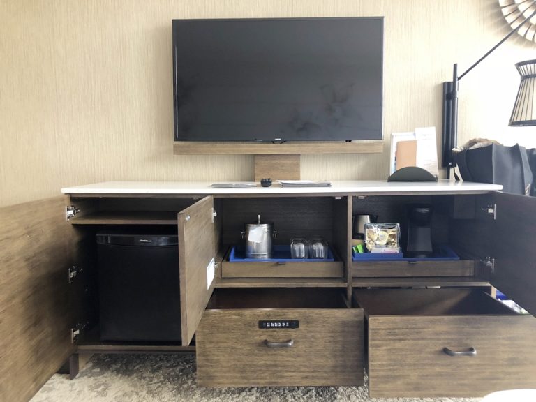 テレビ台 正面から【開】左から冷蔵庫、ミニバーグラス、セーフティーボックス、コーヒー類、収納になっています。