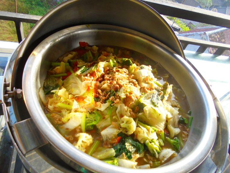 鶏ガラベースの野菜の煮物のようなもの。日本人のお口に合うと思います