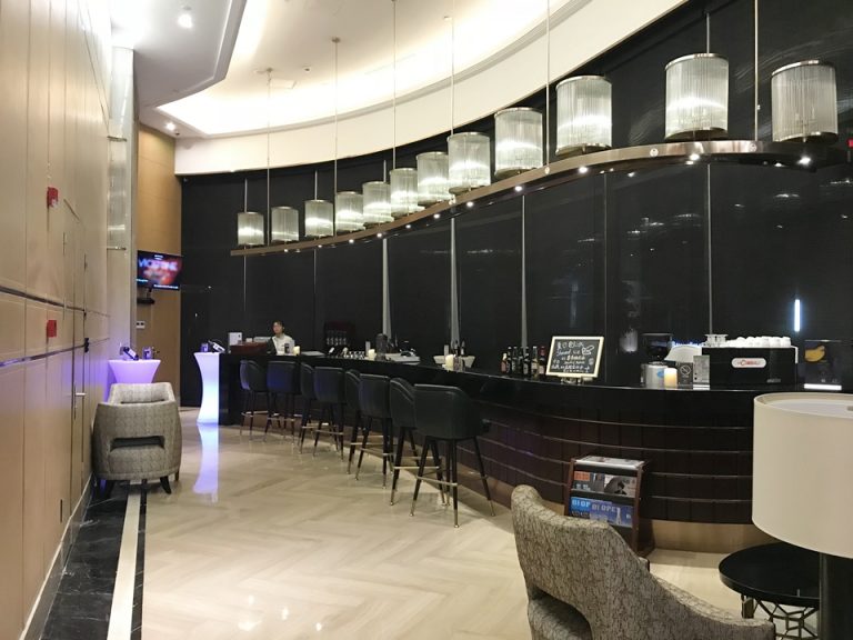 フロントから見た1階、ロビースペースは特に設けられていない