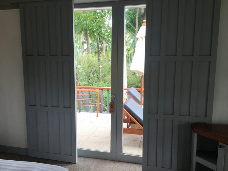 客室から見たドア。ガラスドアと木製ドアの二重です