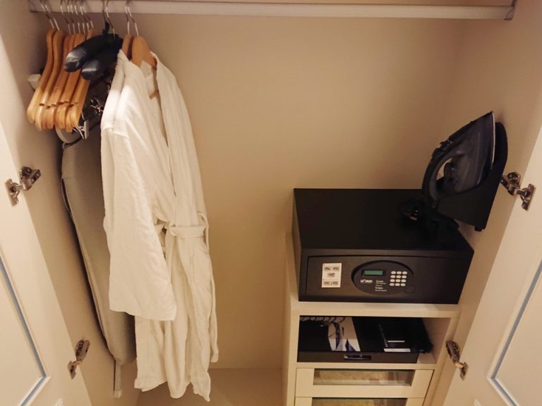 22クローゼット外観(開けた状態)