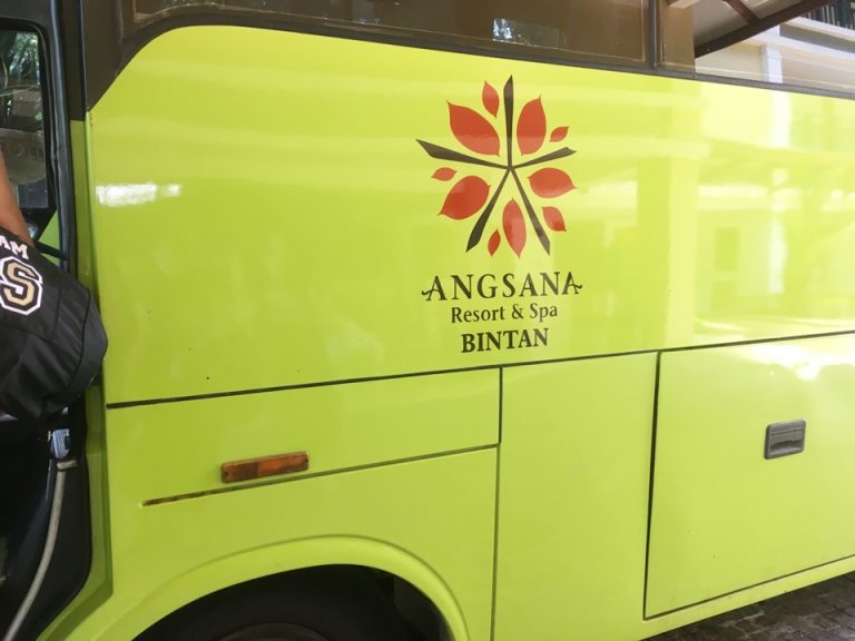 フェリー乗り場からの専用バス