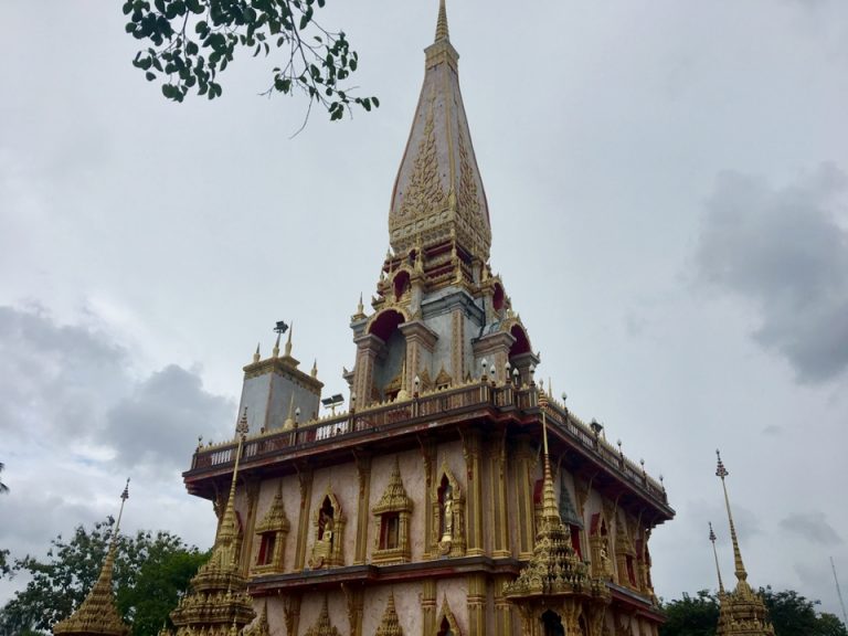 ワット・チャロンというお寺。車で40分ほどの距離です。