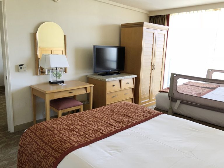 ベッド方向からTV