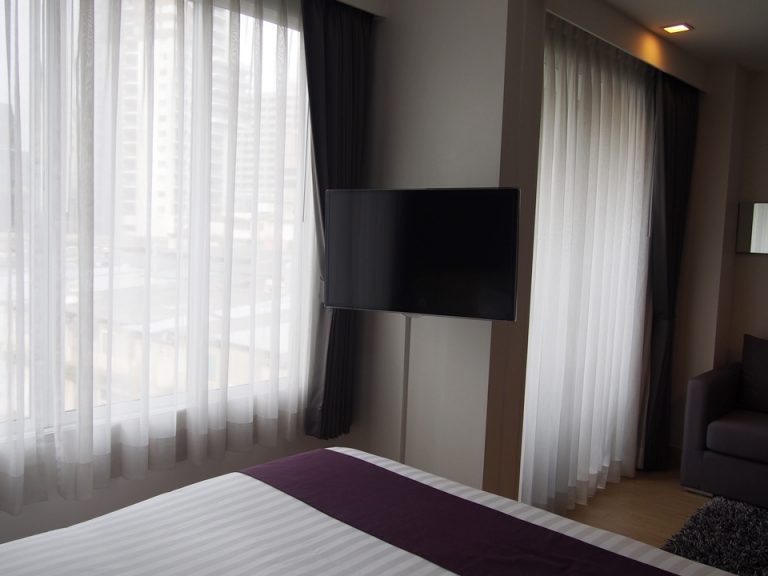 ベッド方向からTV