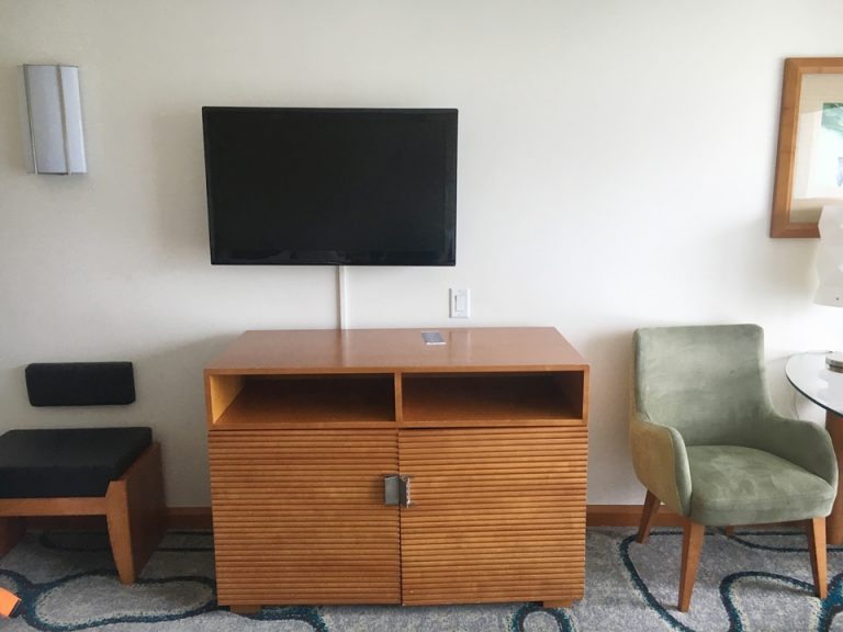 ベッド方向からTV