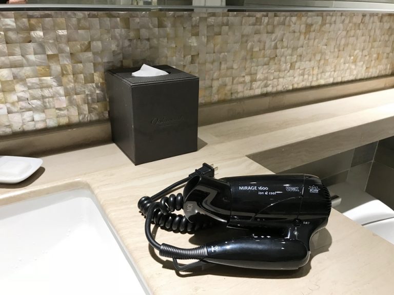 ドライヤーは小さいタイプで風量は女性には少なめかも